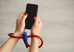 Enggak Bisa Lepas dari Smartphone? Awas, Nomophobia!