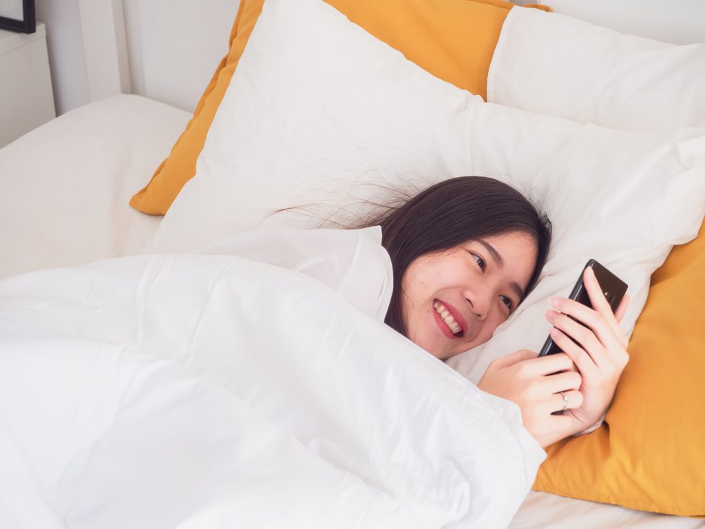 smartphone selalu digunakan dimana saja, termasuk saat sebelum tidur