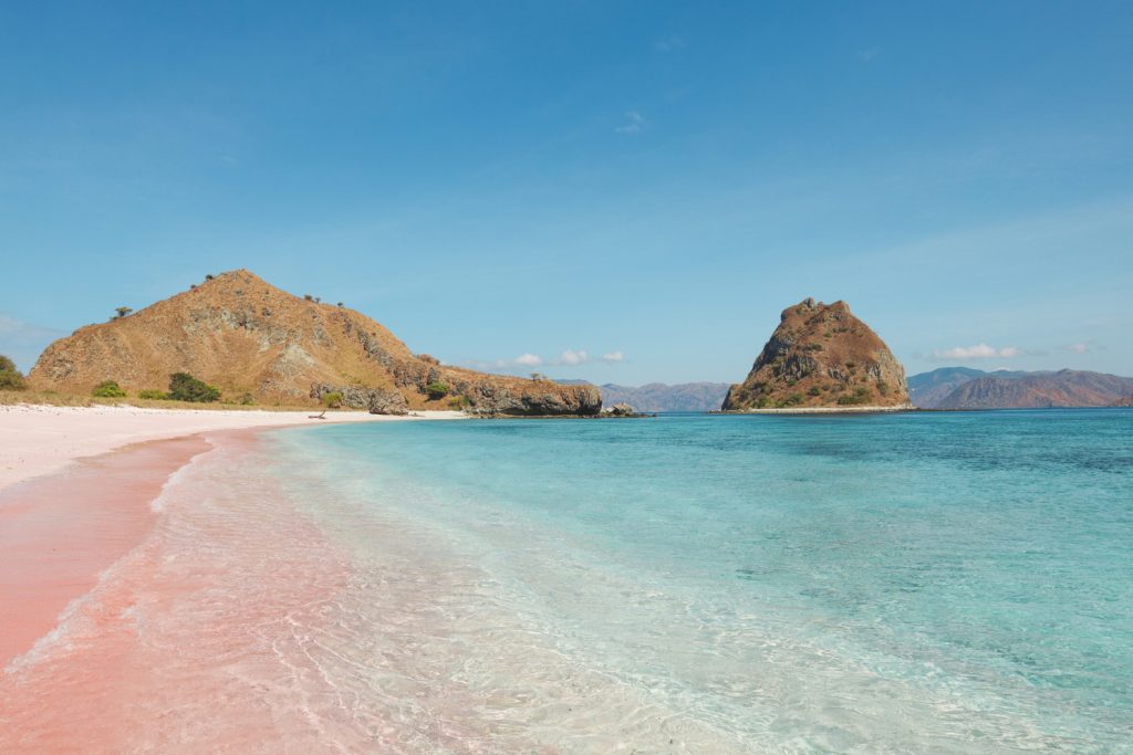pink beach, salah satu destinasi wisata prioritas untuk liburan di Indonesia