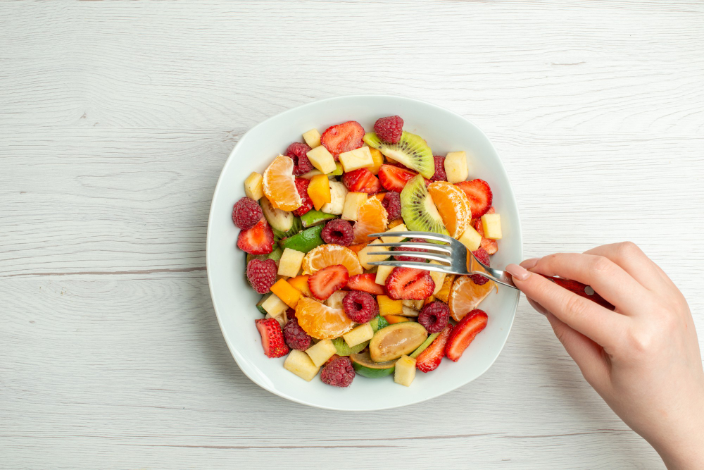 salad buah adalah salah satu ide menu buka puasa dan sahur yang sehat dan mudah dibuat