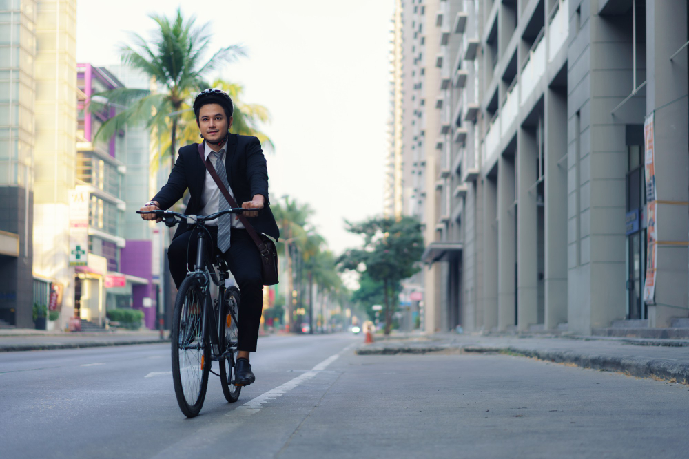 seorang pria sedang bike to work
