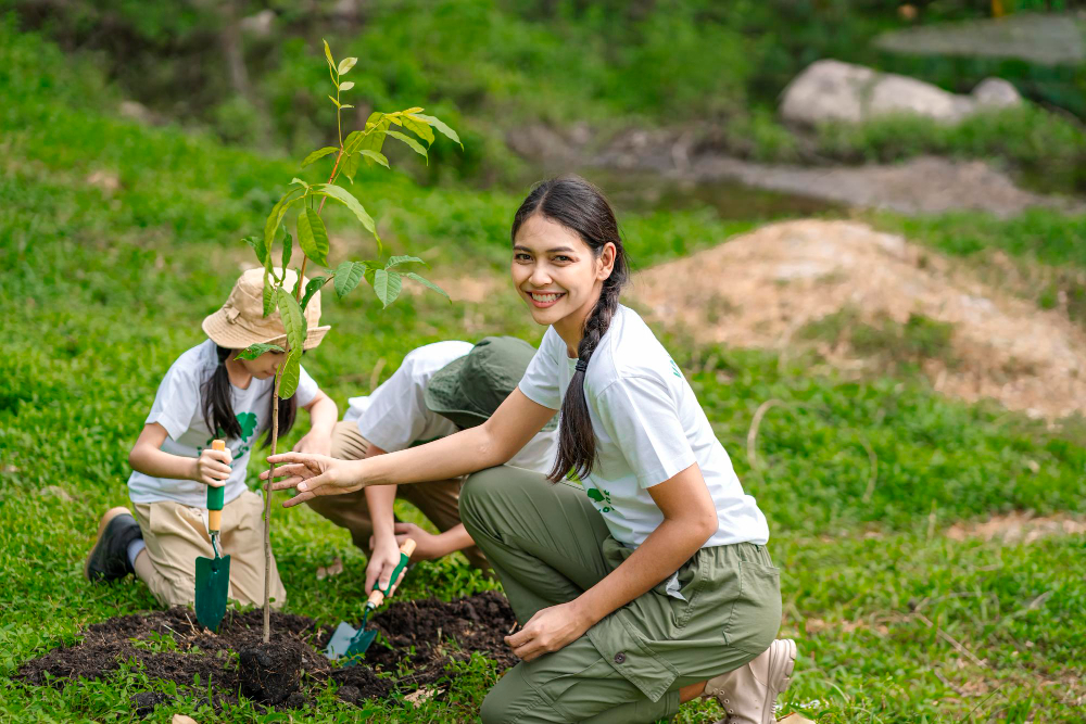 menanam pohon bisa menjadi kegiatan asik bersama anggota keluarga

