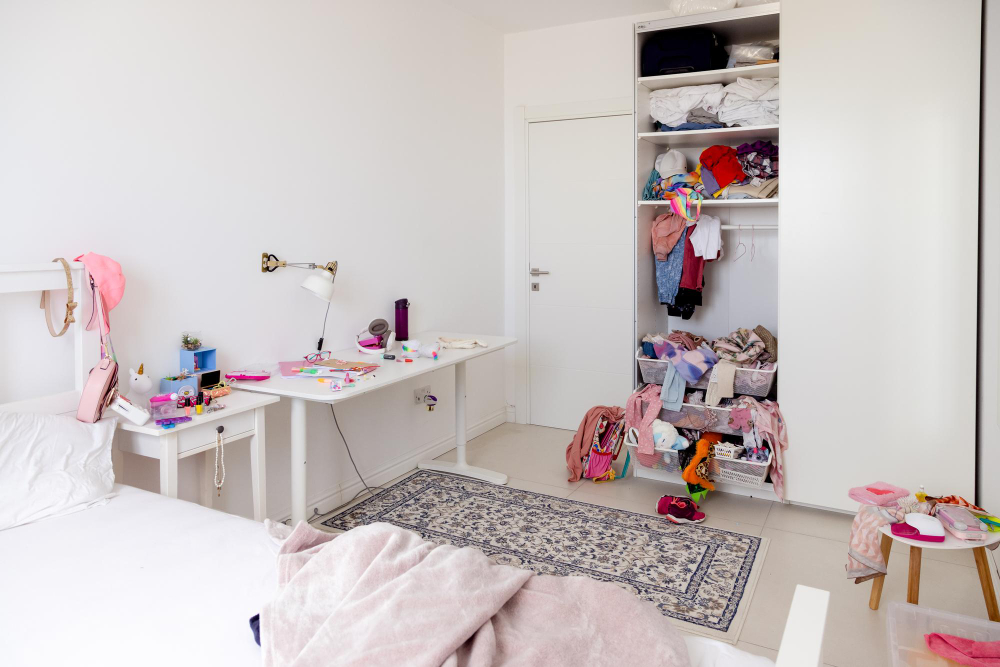 lemari baju pada kamar tidur bisa menjadi area yang perlu decluttering pertama kali
