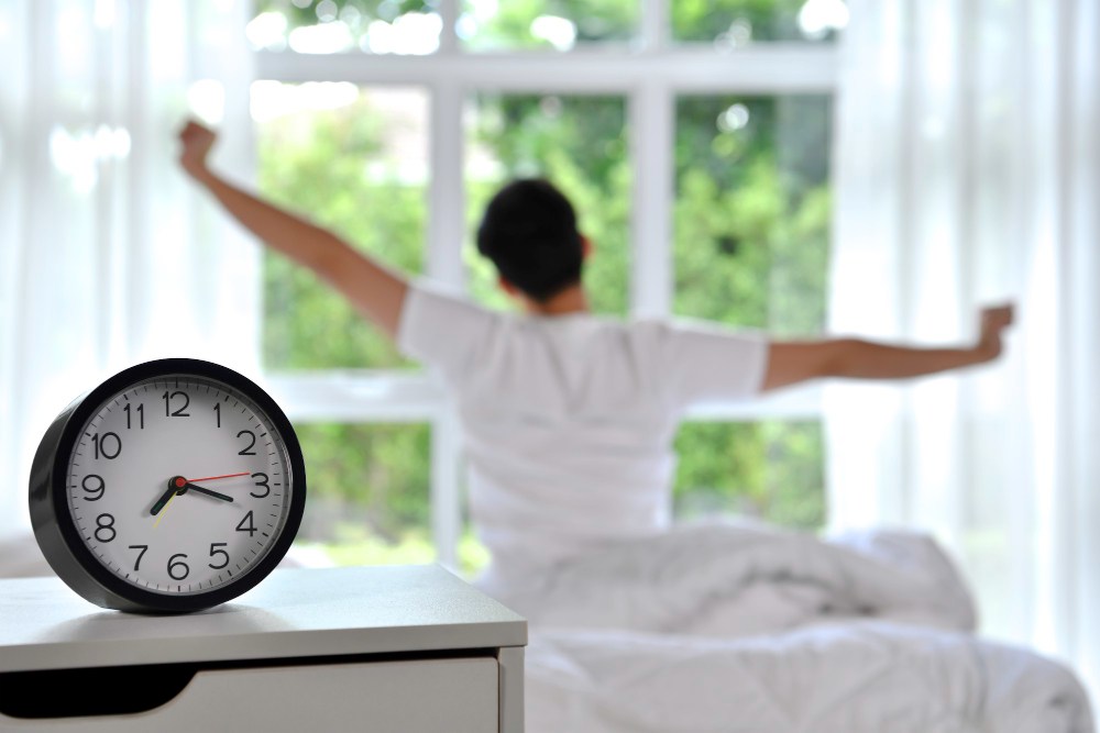 tips kelola waktu pertama: Bangun lebih pagi agar setiap aktivitas bisa terselesaikan dengan baik