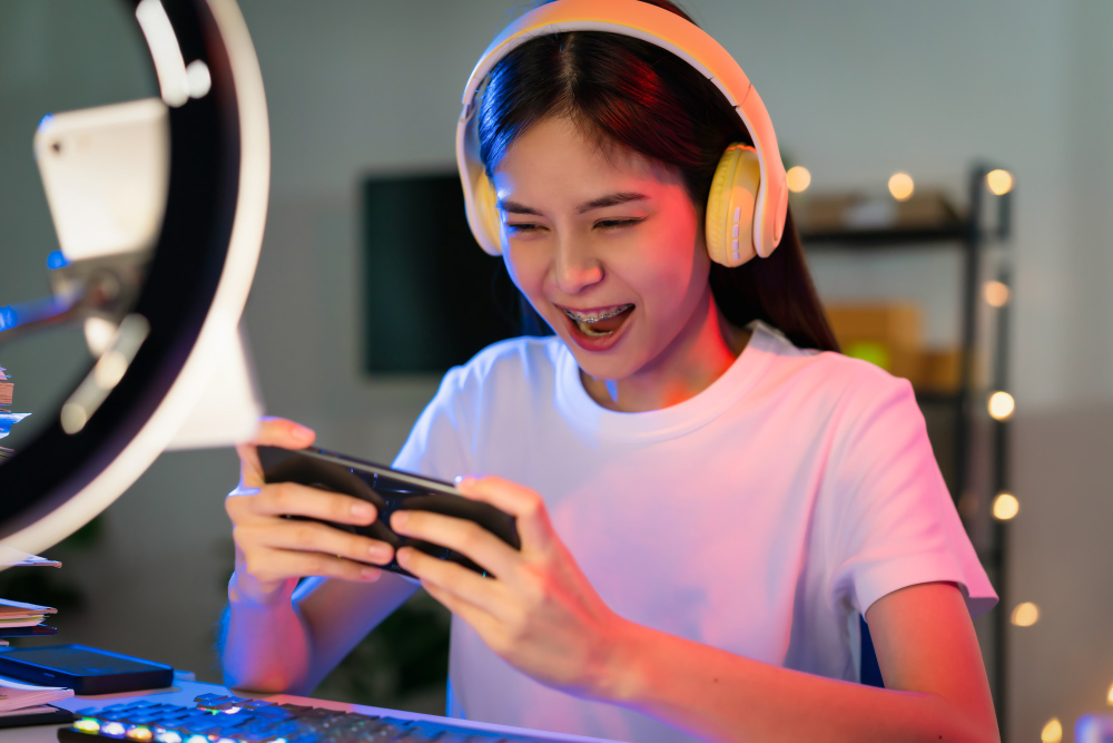 perempuan muda bermain game online