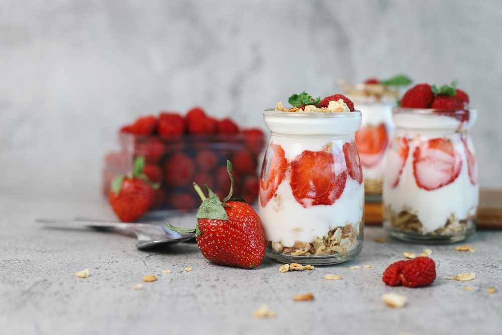 yoghurt merupakan salah satu sumber probiotik untuk menjaga kesehatan pencernaan
