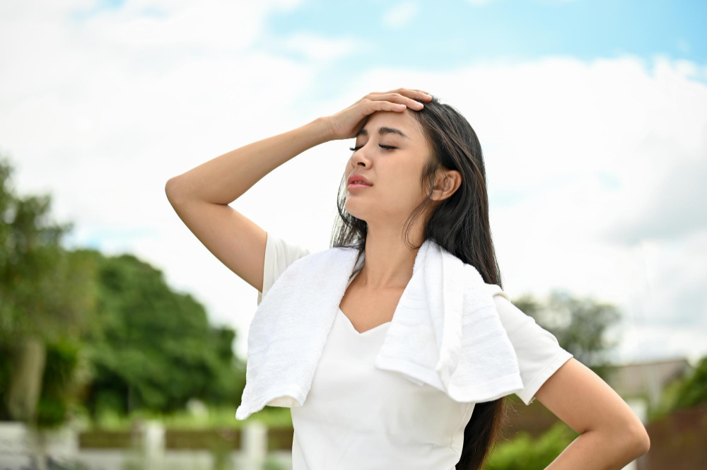 wanita sedang terpapar gelombang panas