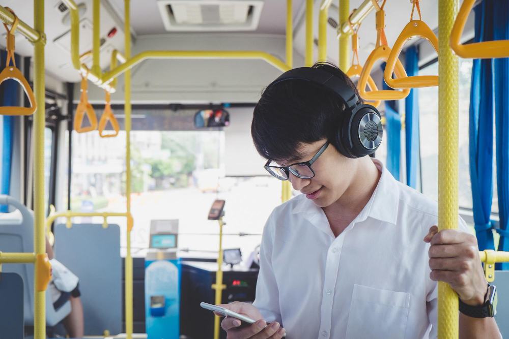 meninggalkan jejak emisi karbon yang bijaksana antara lain menggunakan angkutan umum dibandingkan angkutan pribadi